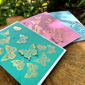 Cartões de borboletas em papel laminado feitos à mão