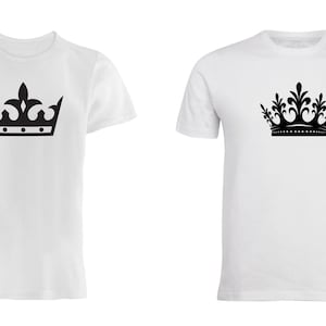 Könnte beinhalten: Zwei weiße T-Shirts mit schwarzen Kronenmotiven. Die Kronen haben unterschiedliche Stile, eine ist schlicht, die andere detaillierter. Die T-Shirts sind schlicht und eignen sich für den Alltag.