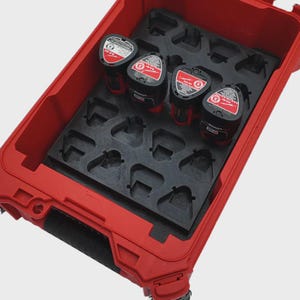 Peut inclure: Une mallette à outils rouge avec un insert en mousse noir contenant quatre blocs-batteries noirs et rouges. La mallette est ouverte, révélant l'intérieur et la disposition des batteries. La mallette est conçue pour le stockage et l'organisation des outils.