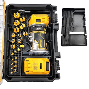 Puede incluir: Un kit de herramientas eléctricas negro y amarillo con una fresadora sin escobillas, brocas y una batería. El kit incluye una variedad de brocas amarillas y una batería de 20V. El kit está en una caja negra con tapa transparente.