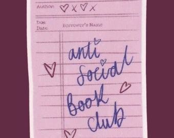 Könnte beinhalten: Ein rosa, liniertes Papierdesign mit den Worten "anti social book club" in blauer Schrift. Das Design enthält Herzen und die Wörter "Title", "Author", "Due Date" und "Borrower's Name".