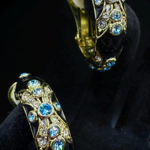 Brincos de argola de cristal dourado com detalhes em esmalte preto Heidi Daus