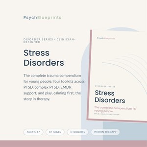 Op de afbeelding: Een PsychBlueprints Stress Disorders compendium voor jongeren, met vier toolkits voor PTSS, complexe PTSS, EMDR-ondersteuning en spel. De omslag toont de titel, 87 pagina's, leeftijden 5-17, 4 toolkits en labels voor binnen therapie.