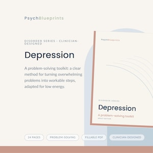 Può includere: Un documento digitale intitolato PsychBlueprints Disorder Series Depression, un toolkit per la risoluzione dei problemi. La copertina presenta testo blu scuro su sfondo crema con sottili linee curve. Include 24 pagine, PDF compilabile.
