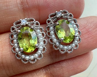 Brincos de laço com peridoto natural, em prata de lei 925, com gema oval de 7 x 5 mm, pedra do mês de agosto, joia vitoriana com fita de pérola, ideal para presentear.