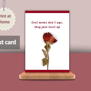 Cartão de Dia das Mães Cool Mom | Dois cartões em um para download, cartão retrô engraçado dos anos 70 para impressão | Saudação digital vermelha e dourada, presente incrível para o Dia das Mães