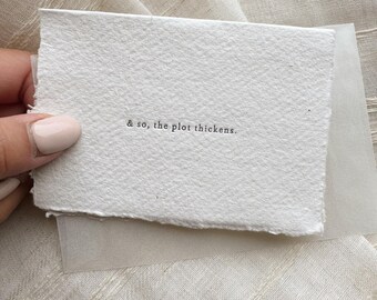 Y así la trama se complica, Mini tarjeta impresa en tipografía sobre papel hecho a mano