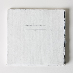 Un piccolo libro fotografico di ricordi importanti, album fotografico tipografico su carta fatta a mano
