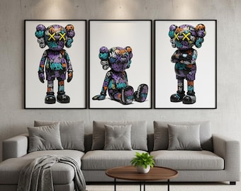 Set de pósteres imprimibles de Kaws con grafiti negro, estilo urbano y figura Hypebeast. Arte mural digital. Descarga gratuita.