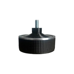 Könnte beinhalten: Ein schwarzer Möbelfuß mit einer strukturierten, zylindrischen Basis und einem silbernen Akzentring. Eine Gewindeschraube aus Metall ragt nach oben. Der Fuß dient zur Unterstützung und Stabilität.