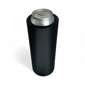 Peut inclure: Un refroidisseur de canette noir avec une canette en aluminium argenté à l'intérieur. Le refroidisseur de canette est cylindrique et fabriqué dans un matériau noir mat. La canette est de taille standard.