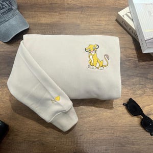 Sudadera con capucha de cachorro de león bordado, adorable sudadera de dibujos animados, jersey de forro polar beige, sudadera unisex acogedora, regalo para fans - EH345.L.H.C