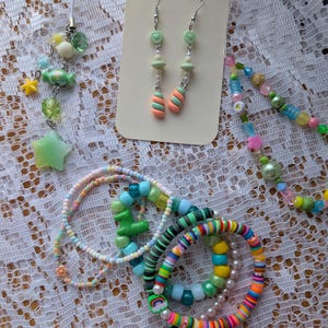 Mystery Box mit niedlichen handgefertigten Accessoires, Schmuck und Schlüsselanhängern