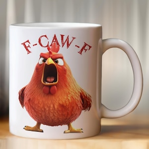 以下が含まれることがあります： 白いセラミックマグカップ。漫画のニワトリのデザイン。ニワトリは赤とオレンジ色で、口を開けており、赤い文字で「F-CAW-F」と書かれています。マグカップには湾曲したハンドルが付いています。