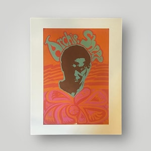 Könnte beinhalten: Ein Vintage-Konzertplakat mit einem psychedelischen Design, das ein Porträt von Archie Shepp in Braun und ein wirbelndes Muster in Pink, Orange und Grün zeigt.