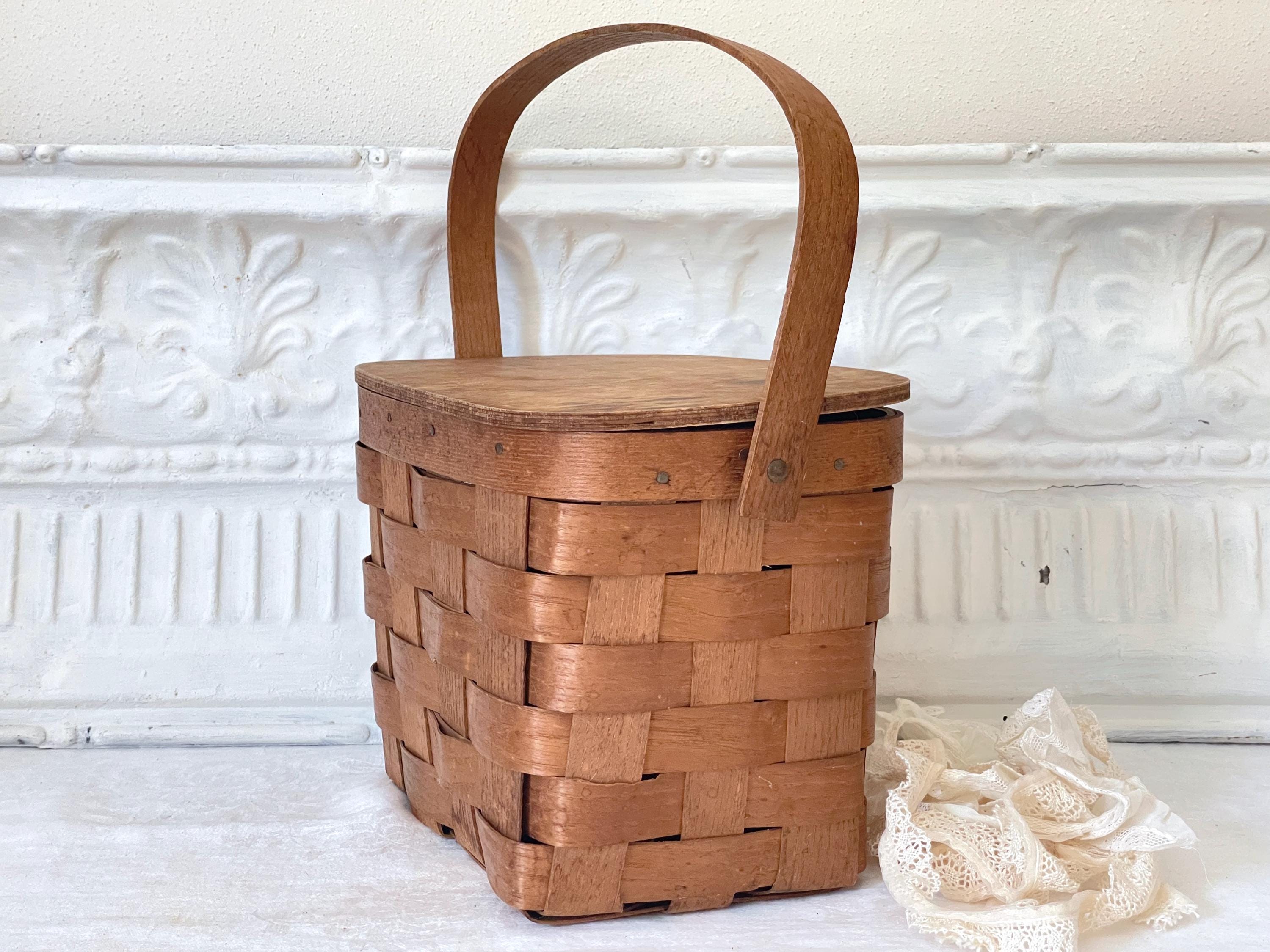 ヴィンテージ籐蓋付きバスケット：木製ハンドル付きアンティークランチ