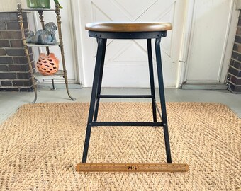 ヴィンテージインダストリアルスツール：24インチ角スチールフレーム