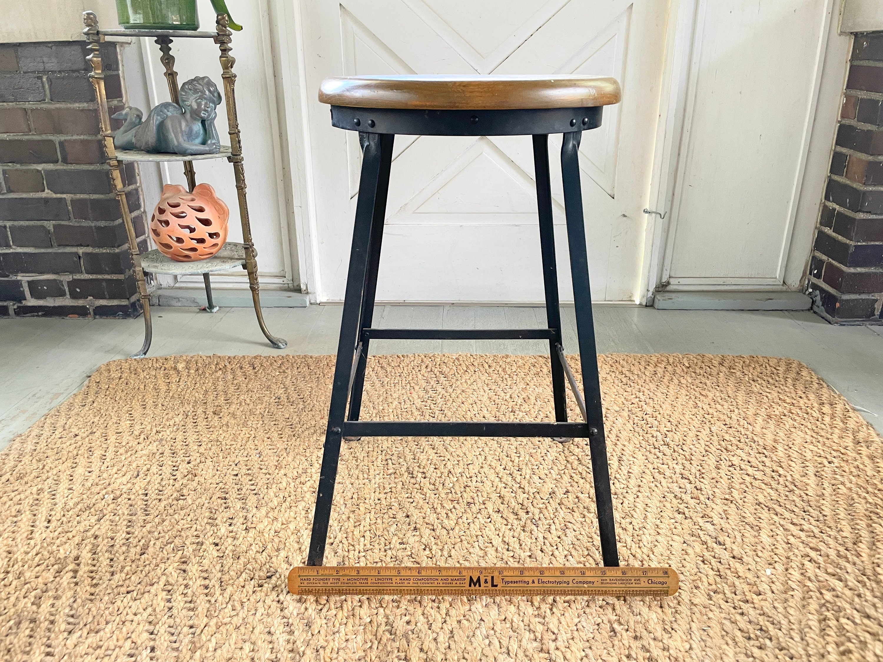 ヴィンテージインダストリアルスツール：24インチ角スチールフレーム