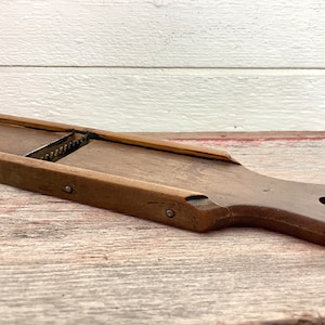 Vintage Krauthobel: Antiker Krautsalat aus Holz
