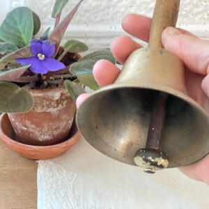 Campana de mano antigua / Campana de latón con mango de madera / Campana de latón antigua con mango de madera en Kate's Vintage Market