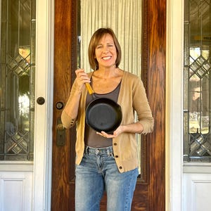 Vintage cast iron skillet with wooden handle | 8 inch cast iron skillet | Seasoned antique cast iron frying pan with wood handle at Kate&#39;s
