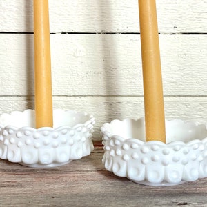 Vintage Fenton Hobnail Milchglas Kerzenhalter | Fenton Kerzenhalter | Weiße Hobnail Kerzenhalter bei Kate&#39;s Vintage Market