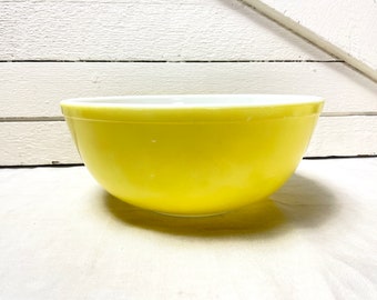 Large yellow pyrex bowl (404) in very good condition with free shipping | Largest of the primary pyrex bowl set at Kate's Vintage Market