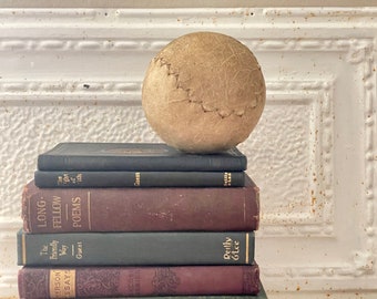 Pelota de sóftbol de cuero de crin vintage: Recuerdos deportivos antiguos