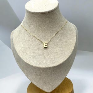 Collar con inicial de oro de 14k: colgante con letra de oro amarillo macizo, regalo de joyería personalizado, collar delicado para uso diario, regalos para mamá y esposa.