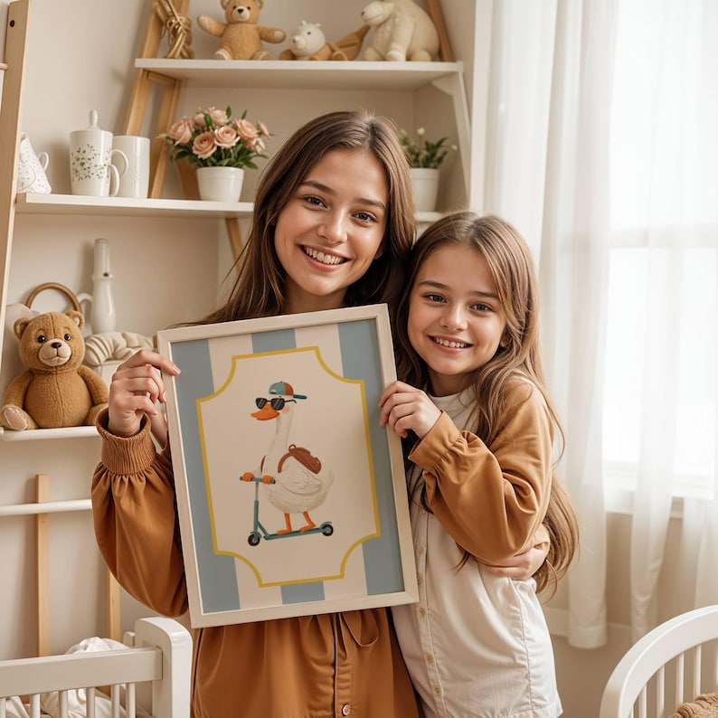 Affiche enfant représentant une oie en trottinette, illustration drôle et colorée idéale pour chambre de garçon ou fille, poster animaux décoratif pour salle de jeux ou coin créatif, style fun et joyeux qui attire le regard, parfait comme cadeau enfant original, impression haute résolution en PDF et PNG, compatible formats A4 et A3 avec ou sans cadre, décoration murale ludique stimulant imagination, rires et bonne humeur.