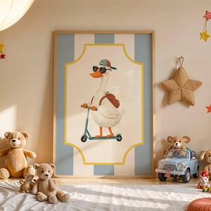 Affiche enfant représentant une oie en trottinette, illustration drôle et colorée idéale pour chambre de garçon ou fille, poster animaux décoratif pour salle de jeux ou coin créatif, style fun et joyeux qui attire le regard, parfait comme cadeau enfant original, impression haute résolution en PDF et PNG, compatible formats A4 et A3 avec ou sans cadre, décoration murale ludique stimulant imagination, rires et bonne humeur.