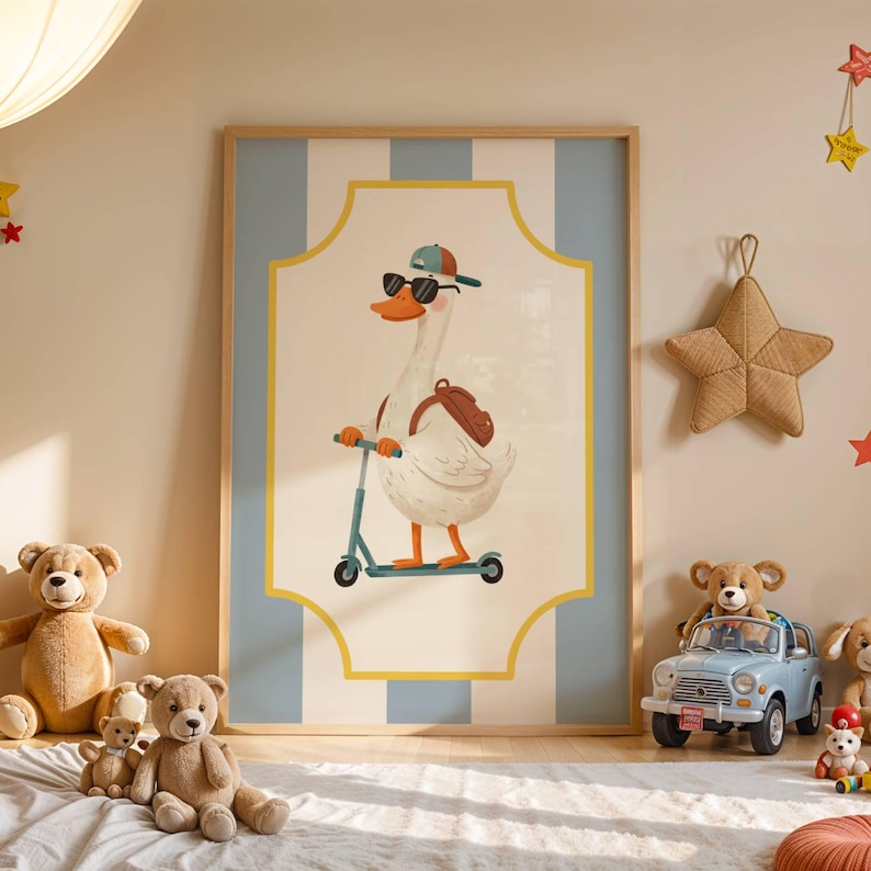 Affiche enfant représentant une oie en trottinette, illustration drôle et colorée idéale pour chambre de garçon ou fille, poster animaux décoratif pour salle de jeux ou coin créatif, style fun et joyeux qui attire le regard, parfait comme cadeau enfant original, impression haute résolution en PDF et PNG, compatible formats A4 et A3 avec ou sans cadre, décoration murale ludique stimulant imagination, rires et bonne humeur.