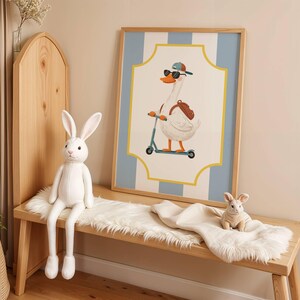 Affiche enfant représentant une oie en trottinette, illustration drôle et colorée idéale pour chambre de garçon ou fille, poster animaux décoratif pour salle de jeux ou coin créatif, style fun et joyeux qui attire le regard, parfait comme cadeau enfant original, impression haute résolution en PDF et PNG, compatible formats A4 et A3 avec ou sans cadre, décoration murale ludique stimulant imagination, rires et bonne humeur.
