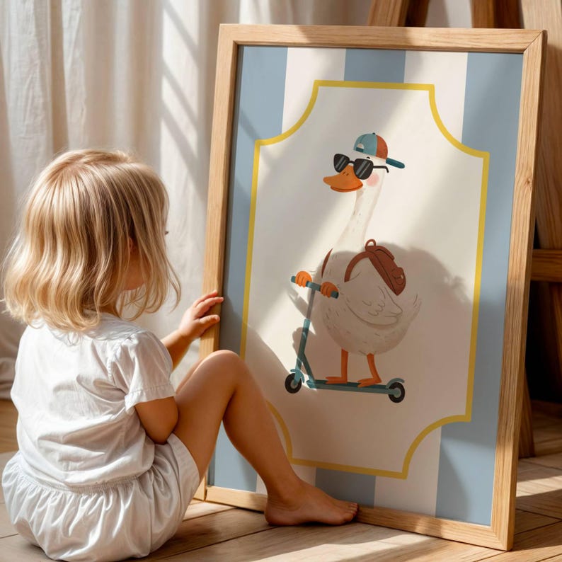 Affiche enfant représentant une oie en trottinette, illustration drôle et colorée idéale pour chambre de garçon ou fille, poster animaux décoratif pour salle de jeux ou coin créatif, style fun et joyeux qui attire le regard, parfait comme cadeau enfant original, impression haute résolution en PDF et PNG, compatible formats A4 et A3 avec ou sans cadre, décoration murale ludique stimulant imagination, rires et bonne humeur.