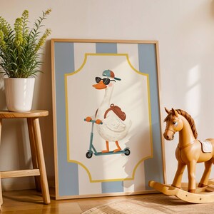 Affiche enfant représentant une oie en trottinette, illustration drôle et colorée idéale pour chambre de garçon ou fille, poster animaux décoratif pour salle de jeux ou coin créatif, style fun et joyeux qui attire le regard, parfait comme cadeau enfant original, impression haute résolution en PDF et PNG, compatible formats A4 et A3 avec ou sans cadre, décoration murale ludique stimulant imagination, rires et bonne humeur.