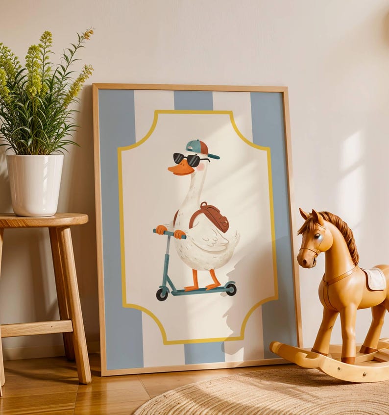 Affiche enfant représentant une oie en trottinette, illustration drôle et colorée idéale pour chambre de garçon ou fille, poster animaux décoratif pour salle de jeux ou coin créatif, style fun et joyeux qui attire le regard, parfait comme cadeau enfant original, impression haute résolution en PDF et PNG, compatible formats A4 et A3 avec ou sans cadre, décoration murale ludique stimulant imagination, rires et bonne humeur.