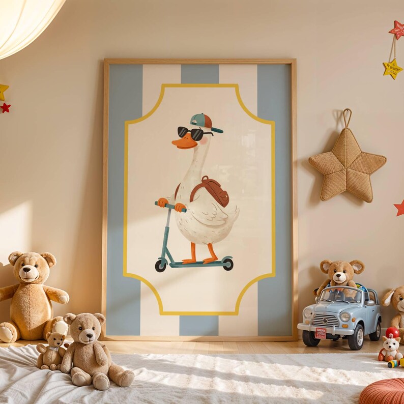 Affiche enfant représentant une oie en trottinette, illustration drôle et colorée idéale pour chambre de garçon ou fille, poster animaux décoratif pour salle de jeux ou coin créatif, style fun et joyeux qui attire le regard, parfait comme cadeau enfant original, impression haute résolution en PDF et PNG, compatible formats A4 et A3 avec ou sans cadre, décoration murale ludique stimulant imagination, rires et bonne humeur.