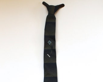Vintage 1950s/1960s Slim Mens Light Green/Navy Clip on Necktie with Embroidered Abstract Design