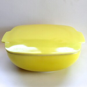 Vintage 1950&#39;s-60&#39;s 2-1/2 Quart PYREX 515-B Lemon Yellow Ovenware Casserole Dish with Lid! Rare!