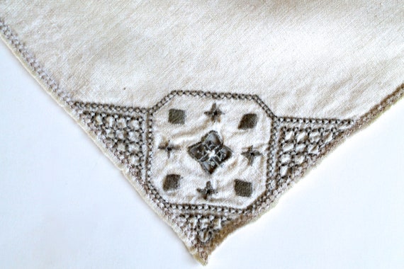 Vintage 1940's White and Grey Embroidered Linen H… - image 2