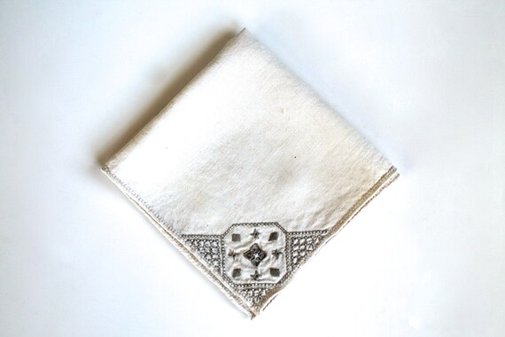 Vintage 1940's White and Grey Embroidered Linen H… - image 4