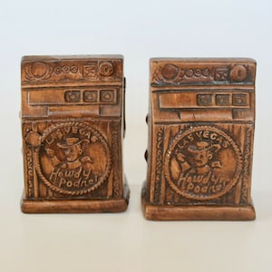 Vintage 1970&#39;s Advertising Vegas Vic Las Vegas Slot Machine Brown Ceramic Salt & Pepper Shakers! Las Vegas Souvenir