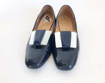 Vintage 1960s Buster Brown Navy Blue Patent Leather Girls Shoes with White Plastic Buckles Girls Size 13