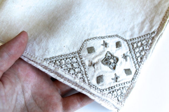 Vintage 1940's White and Grey Embroidered Linen H… - image 5