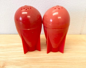 Vintage 1950's-60's Mid Century Modern Plastic Rocket Ship Salt and Pepper Shaker Set! Cool!