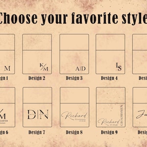 Puede incluir: Gr&aacute;fico con diez opciones de dise&ntilde;o para art&iacute;culos personalizados. Cada dise&ntilde;o presenta una forma rectangular con diferentes iniciales, nombres y texto, como "Elige tu estilo favorito". El fondo tiene una apariencia vintage y texturizada.