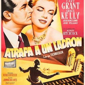 Puede incluir: Cartel de cine vintage de "Atrapa a un ladrón" con Cary Grant y Grace Kelly. El cartel tiene una combinación de colores rojo y amarillo con el título de la película en letras grandes. La mitad superior muestra a un hombre y una mujer, y la mitad inferior una silueta en un tejado.
