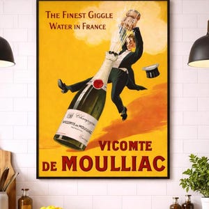 Op de afbeelding: Een vintage champagne reclameposter in een zwarte lijst. De poster toont een man in smoking die een champagnefles opent, met de tekst "The Finest Giggle Water in France" en "Vicomte de Moulliac".