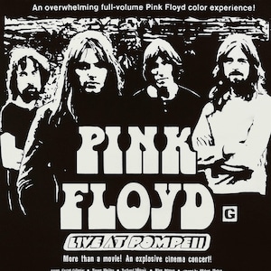Könnte beinhalten: Schwarz-weiß Pink Floyd-Poster mit den Bandmitgliedern und dem Text "OVER THE WALL... TO THE DARK SIDE OF THE MOON!" und "LIVE AT POMPEII". Das Poster wirbt für ein Kinokonzert.