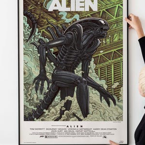 Puede incluir: Póster enmarcado de la película "Alien". La ilustración detallada muestra al Xenomorfo en un entorno industrial oscuro. El título "ALIEN" está en la parte superior, con los nombres del elenco y el equipo debajo.